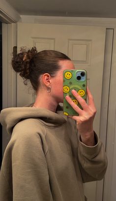 Slicked back messy bun hairstyle with curly hair. Slicked Back Messy Bun, Curly Slick Back Bun, Slick Back Claw Clip Hairstyle Curly Hair, Slick Back Long Curly Hair, Slick Messy Bun Curly Hair, Slick Back Bun Outfit, Slicked Back Claw Clip Curly Hair, Slick Back Messy Bun, Slick Back Bun Curly Hair