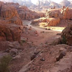 there is a rock outcropping in the middle of this desert area with rocks on both sides