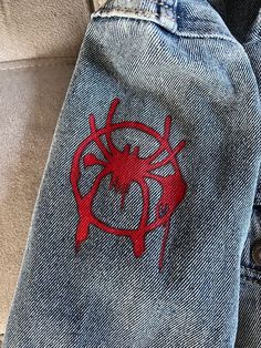 Spiderman Hand, Painted Clothes Diy, Haine Diy, Hand Painted Denim Jacket, Painted Denim Jacket, Diy Clothes Design, Custom Jeans, Kleidung Diy, Painted Jeans