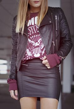 Oxblood leather skirt & jacket paired with an oxblood Ramones graphic sweatshirt. Sassy Fashion, Hot Skirts, Fashion Skirts, Skirt Shorts, Rocker Chic, Cute Winter Outfits, Warm Outfits, Blow Your Mind