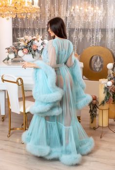 Бирюзовый светло-голубой Marabou Перо платье роскошный халат | Etsy Fancy Robes, Bridal Dressing Gown, Wedding Dressing, Sheer Robe, Bridesmaid Robes, Shoot Inspiration, Dressing Gown, Sheer Dress, Gown Wedding Dress