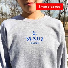 "*SIZES ARE UNISEX* -I'd suggest your usual size for a regular fit, or sizing up for a more relaxed fit. *these sweatshirts are extra comfy when oversized 🏝 \"Maui Hawaii\" embroidered with royal blue thread on a comfy cute vintage-style crewneck. Look inspired by Brandy Melville. A sturdy and warm sweatshirt bound to keep you warm in the colder months. A pre-shrunk, classic fit sweater that's made with air-jet spun yarn for a soft feel and reduced pilling. Your new favorite sweatshirt! * 50% c Hawaii Crewneck, Hawaii Sweatshirt, Sweat Vintage, Hawaii Vintage, Cute Crewneck, Hawaii Maui, Vintage Hawaii, Embroidered Crewneck, Vintage Mode