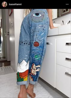 Doodle On Clothes, Writing On Pants, Diy Jean Painting, Painted Jeans Inspiration, Custom Jeans Paint Ideas, Paint On Pants Ideas, Painted Jean Ideas, Jeans Painted Ideas, Cute Painted Jeans