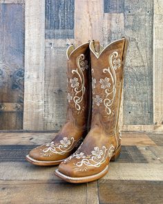 These are the best quality handmade leather boots from Leon, Mexico. All our cowboy boots are made with the finest leather and have a super comfortable outsole. Perfect for special occasions and everyday wear.  Features:  -Color: Rustic Brown -Toe: Features a square toe -Genuine Leather Lining -Genuine Leather Insole -Genuine Leather outsole SHIPPING POLICIES Your order will be processed and shipped in 2 - 4 business days. RETURN POLICIES We only accept returns and exchanges if the item is in new, original condition. We don't accept anything worn, used or altered. Buyers are responsible for the return shipping costs. The shipping costs are not refundable. Summer Cowboy Boots, Aesthetic Cowgirl Boots, Boots Mexican, Western Wedding Boots, Vaquera Boots, Women Cowboy Boots, Boots Outfit For Women, Mexican Boots, Handmade Leather Boots