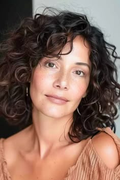 Shoulder-length loose brown black curls. Hairstyles For Over 50, Mid Length Curly Hairstyles, Medium Curly, Medium Length Curly Hair, Grey Curly Hair, Curly Hair Photos, Medium Curly Hair Styles