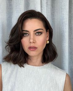 Undone Bob Aubry Plaza Hair, Shoulder Length Glam Hair Styles, America Ferrera Hair Short, Holiday Style 2023, Bridal Hairstyles For Medium Length Hair, French Bob Thick Hair, Soft Bob Haircut, Midi Bob, Style Shoulder Length Hair