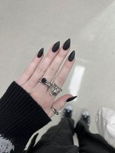 Black Pointy Acrylic Nails, Arrow Acrylic Nails, Black Claws Nails, Sharp Black Nails Aesthetic, Short Pointy Black Nails, Goth Pointy Nails, Short Claw Nails Black, Dark Pointy Nails, Short Sharp Black Nails