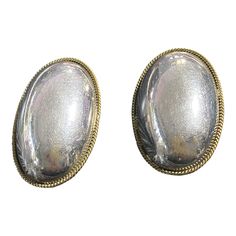 Crafted with a blend of modernist style and traditional Mexican techniques, these VTG Laton Sterling Silver Clip-On Puffy Earrings are both elegant and refined. Adorned with an Oval shape and Southwest inspiration, they are distinctly marked with "MEXICO 925" and measure 1.75 inches tall, 1 inch wide, and 0.25 inches deep. A must-have for any collection of fine jewelry. Modern Oval Cabochon Earrings, Modern Cabochon Earrings For Formal Occasions, Formal Clip-on Earrings With Oval Cabochon, Classic Oval Clip-on Earrings, Elegant Metal Oblong Earrings, Classic Oval Clip-on Earrings For Formal Occasions, Clip-on Oval Earrings For Evening, Oval Clip-on Earrings For Evening, Elegant Silver Oval Clip-on Earrings