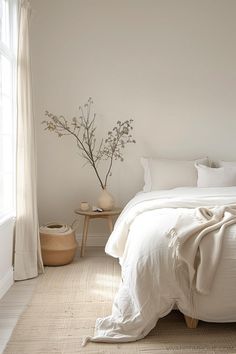 Minimalist bedroom decor with cozy bedding, neutral jute rug, and rattan bed frame Simple Neutral Bedroom, Fall Bedroom Ideas, Cozy Bedroom Design, Cozy Fall Bedroom