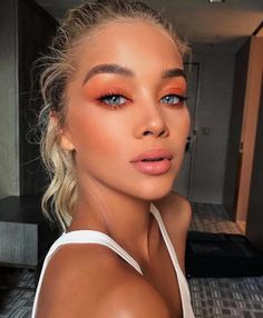 Monochromatic Makeup Looks, Orange Eyeshadow Looks, Thanksgiving Makeup Looks, Coral Makeup, Peachy Eyeshadow, Monochromatic Makeup, Orange Eye Makeup, Makeup Looks For Green Eyes