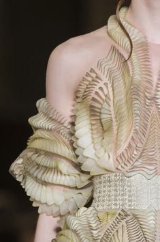 Iris Van Herpen at Couture Spring 2018 - Details Runway Photos 3d Dress, Detail Couture, Moodboard Inspiration, Bijoux Art Nouveau, Couture Details, Fashion Hacks