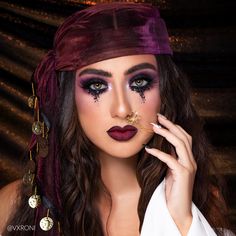 ¡Deja que Madame Ruby te hable de tu futuro con esta nueva paleta! El pasado, el presente y el futuro se unen en 35 colores vibrantes en mate y brillo que revelarán el secreto de la verdadera belleza. Fortune Teller Halloween Makeup, Fortune Teller Costume Makeup, Fortune Teller Costume Outfit, Romani Halloween Costume, Scary Fortune Teller, Fortune Teller Outfit, Glam Halloween Costume, Fortune Teller Costume Diy, Halloween Fortune Teller Costume