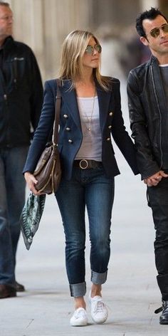 30 looks com blazer para mulheres acima dos 40 anos | Blog da Mari Calegari Jennifer Anniston Style, Jennifer Aniston Style, Tennis Shoes Outfit, How To Wear Leggings, Legging Outfits, Winter Leggings, Casual Blazer