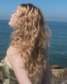 Curly Blonde Hair Aesthetic, Blonde Hair Aesthetic Faceless, Blonde Woman Aesthetic, Blond Girl Aesthetic, Blond Hair Aesthetic, Nature Girl Aesthetic, Blonde Hair Curly, Blonde Hair Aesthetic, Surf Hair