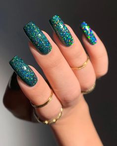 Holo Glitter Nails, Green Sparkly Nails, Nail Hacks Diy, Uñas Ideas, Holo Nails, Green Nail Designs, Nail Envy, Sparkly Nails, That Feeling