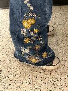 Things To Thrift For, Embroidered Jeans Flowers, Embroider Jeans Ideas, Patches On Jeans, Flower Embroidered Jeans, Pola Sulam, Cute Embroidery, 자수 디자인, Swaggy Outfits