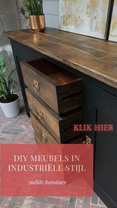 an old desk with drawers in the middle and text overlay that reads diy meubels in industrial style