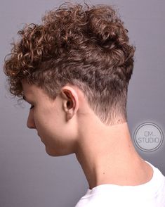 Men's curly hair Hair & Photo by @caro.montes Short Curly Male Haircut, Masculine Curly Haircut, Teen Boy Curly Haircut 2024, Curly Androgynous Hair, Androgynous Curly Haircut