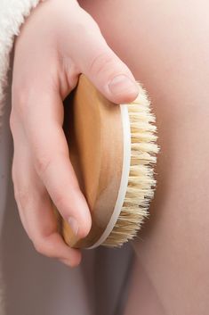 10 Things That Happen When You Start Dry Brushing Dry Brushing Skin, Dry Body Brushing, Skin Brushing, Body Brush, Body Brushing, Health And Beauty Tips, Dry Brushing, Brushing, Body Health