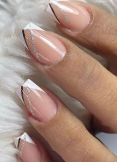 French manicure with a twist French Tip Nail Designs, Acrylic Nails Designs, Nail Designs Glitter