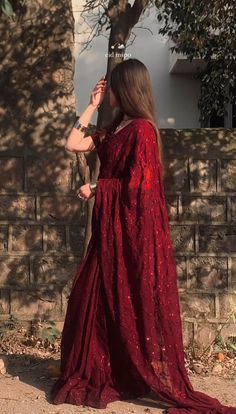 Saree Dpz Girl, Girls In Saree Aesthetic, Saree Picture Ideas, Girl In Saree Aesthetic, Dp Girls Stylish, Saree Pics Poses, Sarees Poses, Aesthetic Saree Look