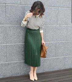 Green Skirt Outfits, Rok Midi, Design Ložnic, Green Pleated Skirt, Pleated Skirt Outfit, Long Skirt Outfits, High Street Fashion, Casual Work Outfits