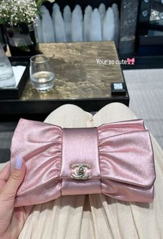 cyrielleverstuyft on ig #chanel #chanelclutch #chanelclutchbag #pinkchanelbag #clutchbag #metallicbag #girlyaesthetic #girlystuff #pinkbag #bowbag #luxurybag #luxuryaccessories #luxurystyle Trendy Purses, Glam Looks, Pretty Bags, Girls Wardrobe, Big Bags, Best Bags, Kawaii Clothes