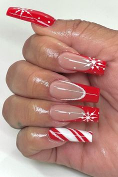 Vous êtes à la recherche d'inspiration pour vos ongles de Noël ? C'est votre jour de chance car vous avez trouvé les ongles acryliques de Noël parfaits. // Crédit photo : Instagram @miaminailstudio Christmas Acrylic Nails, Christmas Nail Inspo, Beauty Nails Design, Inspo Pics, Lucky Day, Christmas Nail, Fire Nails, Perfect Christmas