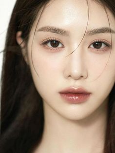 Korean eye makeup: simple, natural eyelash look tutorial Aesthetic Makeup Looks Korean, Makeup Korean Look Natural, Natural Korean Makeup Look, Id Picture Makeup, Id Makeup Photo, Korean Makeup Look Natural, Natural Makeup Korean, Casual Makeup Looks, Simple Natural Makeup Looks