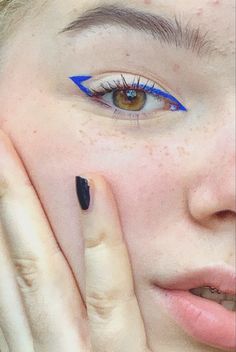 Everyday Makeup Colorful, Colored Liner Looks, Funky Eyeliner, Simple Colorful Eye Makeup, Eyeliner For Small Eyes, Colour Eyeliner, Eyeliner Inspo, Colorful Eyeliner