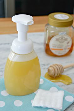 Homemade Foaming Face Cleaner is simple to make and doesn't contain all of the chemicals and crazy ingredients that store bought facial cleansers do. It's great for sensitive skin and dry skin too, and this face wash is made with all natural ingredients too! Face Cleaner, Grease Cleaner, Snow Cream, Congestion Relief, Diy Facial