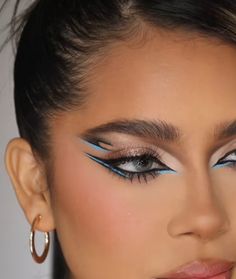 Galactic Glam Outfit, Crazy Eyeliner Looks, Galactic Glam, Maquillage Yeux Cut Crease, Eyeliner Designs, Prom Makeup Looks, Makeup Tutorial Eyeshadow, Glam Outfit