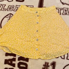 H&M Floral Yellow Skirt With Button Details Size 4 Juniors New With Tags *Juniors Sizes Run Smaller* Summer Mini Skirt With Button Closure, Summer Mini Skirt With Button Closure For Day Out, Summer Button-up Mini Skirt, Summer Button-up Mini Skirt With Button Closure, Summer Mini Bottoms With Buttons, Summer Button-up Flowy Skirt, Summer Mini Skirt With Buttons, Button-up Mini Skirt For Summer, Casual Summer Mini Skirt With Button Closure