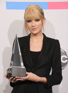 taylor swift poses with her award for best female artist at the american music awards in los angeles