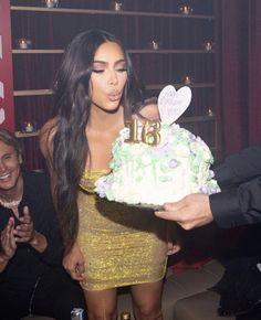 Kendall And Kourtney, Kylie Jenner Birthday, Sweet Sixteen Cakes, Estilo Cholo, Kkw Beauty, Famous Birthdays, Kylie Kristen Jenner, Reality Tv Stars, 40th Birthday Parties