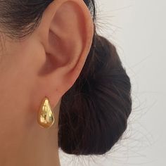 These 18k gold plated hoops are Chubby Chunky and Thick that have teardrop shape. Simple and basic but surely big enough to make statement. They can be worn everyday and with every outfit. Come in Gold and Silver finish. • Material: 18k gold plated on brass• Measurement: 17mm x 15mm , the thickness part of the hoop: 10mm (1cm)• Nickel free and Lead free• Sold as a pair• Hypoallergenic♡ Have any questions or need advice on your order? Feel free to contact us. We are fast to reply. Chunky Gold Accessories, Formal Jewelry Gold Earrings, Chunky Gold Jewelry Earrings, Formal Earrings Gold, Gold Earrings Chunky, Chunky Gold Jewellery, Formal Jewelry Gold, Earrings Aesthetic Gold, Gold Chunky Earrings