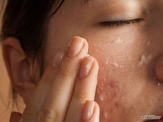 Get Rid of Large Pores and Blemishes - 1) Mix equal parts baking soda and warm water (2 tablespoons each) into a paste. 2) Using a circular motion, massage paste into pores gently for about 30 seconds. 3) Rinse off using cool water. 4) Use this regimen as part of your normal face-washing routine, every night, for 5 to 7 days. After a week of use, reduce regimen to 3 to 5 times per week. Face Washing Routine, Reduce Pores, Large Pores, Mascara Facial, Diy Skin