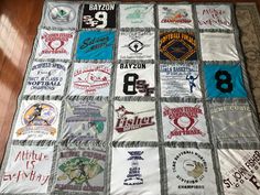 a quilt made to look like it has many different patches on the front and back