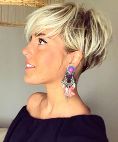 Undercut Blonde Pixie with Dark Roots Grey Haircuts, Longer Pixie, Blonde Ideas, Natural Dark Hair, Fun Hairstyles, Art Niche, New Short Haircuts