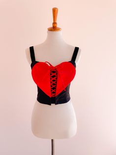 Top de razo con cintas ajustables al frente y en la espalda, el tamaño del corazón puede varias según la talla. Con la opción de tirantes removibles o mangas removibles. Fitted Bodice Top With Adjustable Spaghetti Straps, Adjustable Straps Fitted Bodice Top, Black Corset With Adjustable Straps And Sweetheart Neckline, Fitted Top With Adjustable Straps And Sweetheart Neckline, Fitted Tops With Sweetheart Neckline And Straps, Red Fitted Top With Adjustable Straps, Red Fitted Tops With Adjustable Straps, Removable Sleeves, Black Bustier