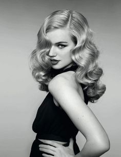 Long hair with waves like the late Actress Veronica Lake. Love it!!!! 85 coupes tendance de la rentrée Old Hollywood Hair, Lake Hair Styles, Vintage Curls, Hollywood Hair, Vintage Waves, Veronica Lake, Vintage Wedding Hair, Hollywood Waves