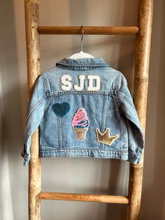 YOU THINK IT, I PATCH IT! These custom denim jackets are sure to be a showstopper. Makes for a great birthday gift or any holiday gift for your little one. Each jacket includes your child's name or nickname, up to 6 letters. Any additional letter counts as an additional patch. Depending on the jacket size, names with 5-6 letters usually fits across the top of the back. If the name is longer, we can work to make it fit in another way. I will send a mockup photo of the jacket for approval prior to Cute Denim Outerwear With Patches, Jackets With Patches, Custom Denim Jacket, Pearl Letters, Kids Jackets, Custom Denim, Custom Letters, Great Birthday Gifts, Toddler Kids