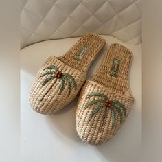 Tommy Bahama Women’s Woven Ratan Slippers Vintage Never Worn Size 8-8.5 So Cute- Used As Display Comfortable Slip-on Slippers For Vacation, Closed Toe Slippers With Cushioned Footbed For Vacation, Cushioned Round Toe Slippers For Vacation, Beige Slip-on Espadrilles For Vacation, Casual Flat Slippers For Vacation, Casual Beige Slippers For Vacation, Comfortable Flat Heel Beach Slippers, Comfortable Flat Slippers For Vacation, Casual Closed Toe Beach Slippers