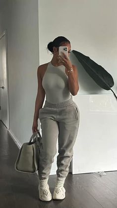 Cabin Trip Outfit Black Women, Minimalist Fits, Runners Outfit, Jogger Outfit, Looks Hip Hop, Cabin Vibes, Yeezy Outfit, Baddie Vibes, Airport Aesthetic