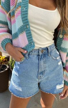 Show off that waist in these high waisted pinch fit denim shorts. The happy medium between a classic and boyfriend fit, you can dress these up or down! Surfergirl Style, Modest Outfits, Cute Casual Outfits, Munich, Spring Outfit