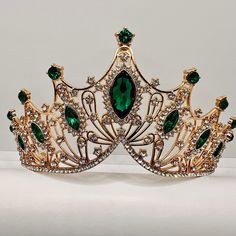 Our exquisite baroque style crown is a true masterpiece of elegance and sophistication. Embellished with green and white rhinestones, it exudes a royal glow and adds a majestic touch to your look. Perfect for special occasions such as weddings, balls or theater performances. Awaken your royal charm with this stunning crown! Sweet 16 Crowns, Emerald Crown, Bookstagram Photos, Quinceanera Themes Dresses, Green Crown, Hair Decor, Tiaras Jewellery, Quinceanera Themes, Style Baroque