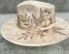 Vintage Beige Hat Bands For Country Events, Vintage Beige Hat For Festival, Vintage Beige Festival Hat, Bohemian Summer Felt Hat For Rodeo, Beige Country Style Felt Hat For Rodeo, Country Style Beige Felt Hat For Rodeo, Vintage Beige Hat Bands For Rodeo, Bohemian Felt Hat For Summer Western-themed Events, Bohemian Felt Hat For Western-themed Summer Events