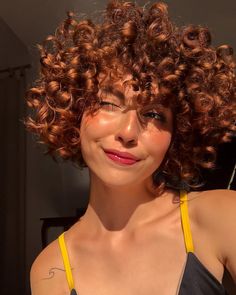 Nicole Marcondes on Instagram: “as primeiras de muitas ruivinha 🦁 . . . . . . . . . . . . . . . . . . . . . . . . . . . #curlyhair #curls #curl #cachos #amocachos…” Curly Haircolour, Curly Wurly, Curly Hair Photos, Short Curly Haircuts, Short Curls, Curly Girl Method, Curly Girl Hairstyles, Red Hair Color, Curly Hair Cuts