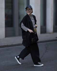 Minimal Wardrobe, Ageless Style, Muslimah Fashion Outfits, Street Style Winter, Japanese Street Fashion, Muslimah Fashion, Modest Fashion Outfits, Vest Outfits, 가을 패�션