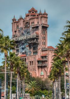 the hollywood tower hotel is surrounded by palm trees